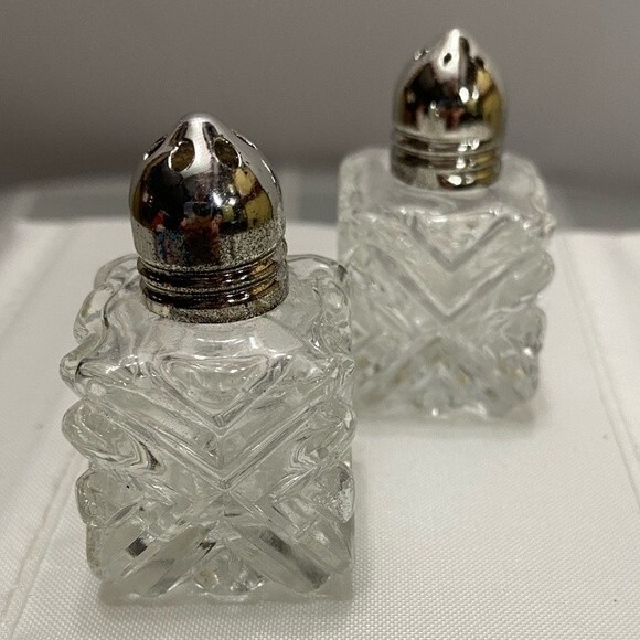 Vintage 1950's Leonard Japan Crystal Cut Glass Miniature Salt and Pepper Shakers - Picture 4 of 7